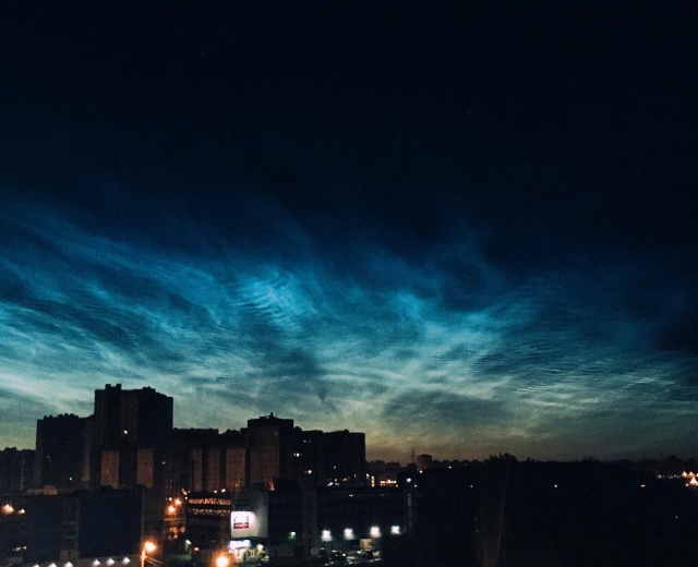 Петербуржцы наблюдали светящиеся серебристые облака